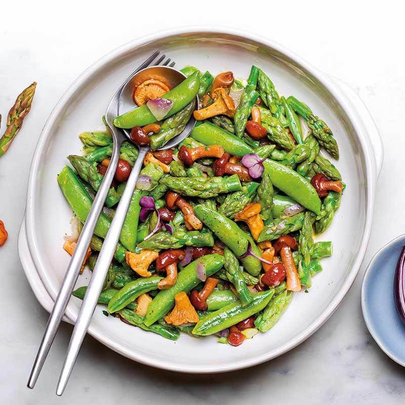 Poêlée aux asperges, pholiotes et girolles