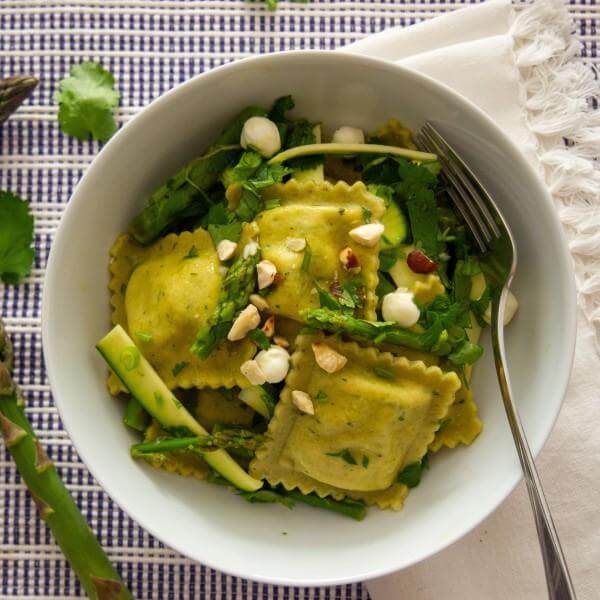 Salade de tortellis aux asperges et noisettes grillées