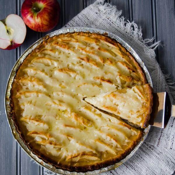 Tarte aux pommes gratinée au cheddar vieilli et coulis d’érable