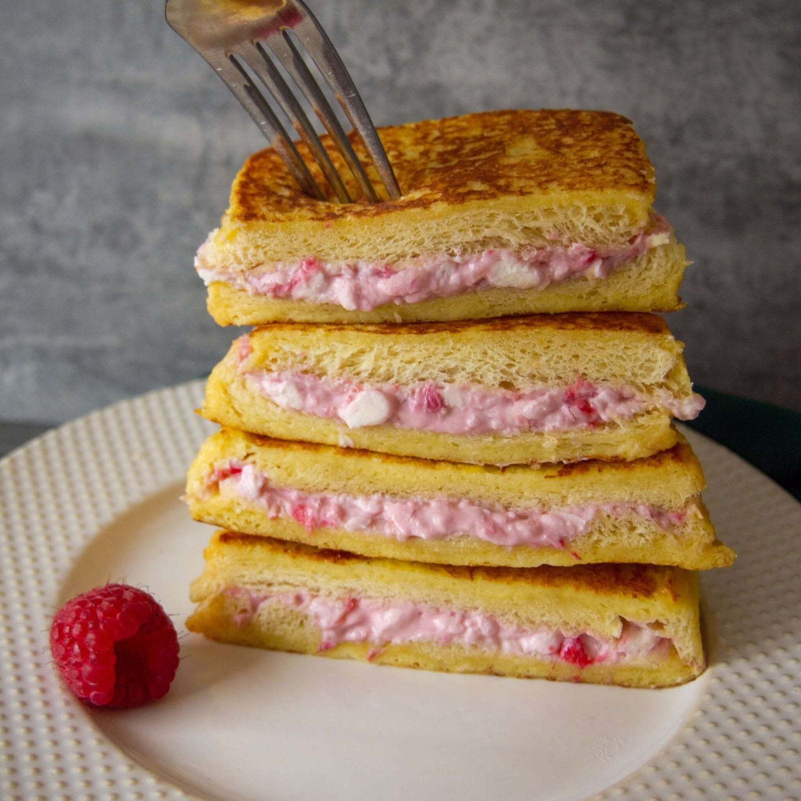 Brioche dorée farcie au cheesecake aux framboises