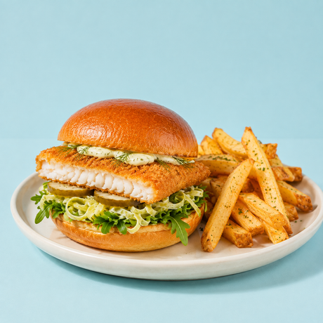 Burger de poisson croustillant, slaw de poireaux et sauce beurre citron