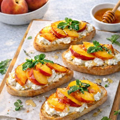 Crostinis à la pêche et burrata