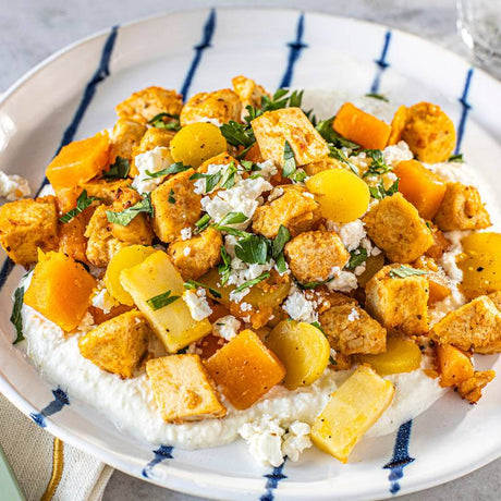 Poêlée de légumes anciens, tofu et patate douce sur sauce feta, yogourt et citron