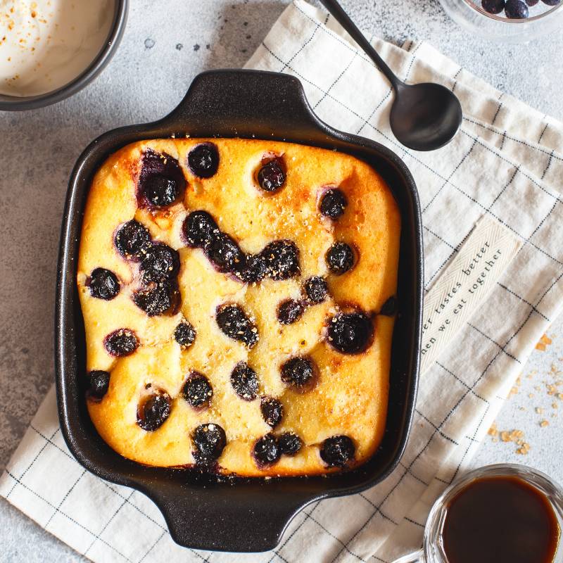 Pouding à la brioche aux bleuets et sauce crémeuse à l’érable