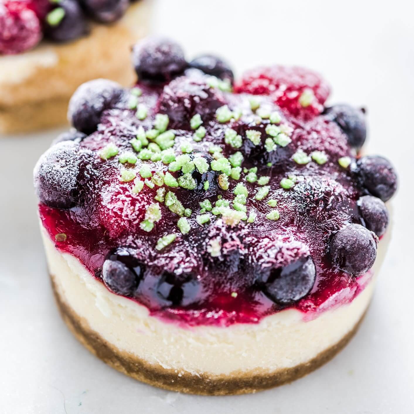 Gâteaux au fromage et compote de fruits rouges