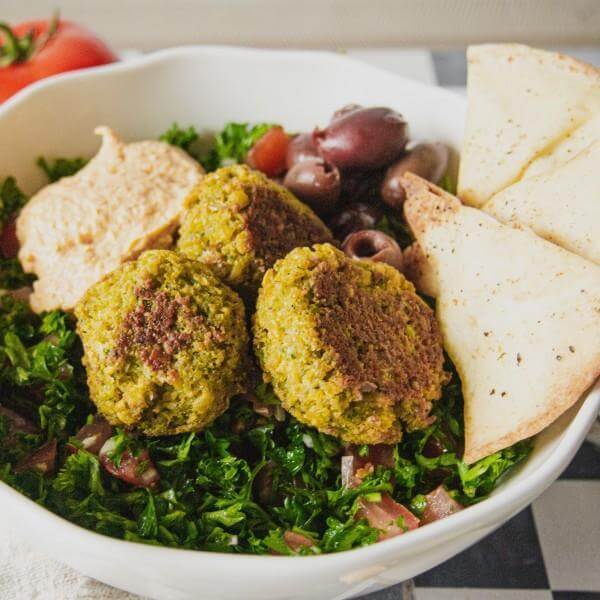 Salade de persil garnie aux falafels