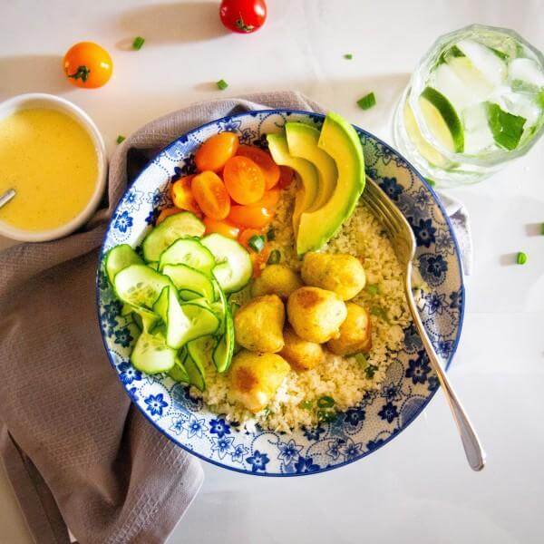 Bol du Bouddha aux acras de morue et sauce piquante à l’ananas