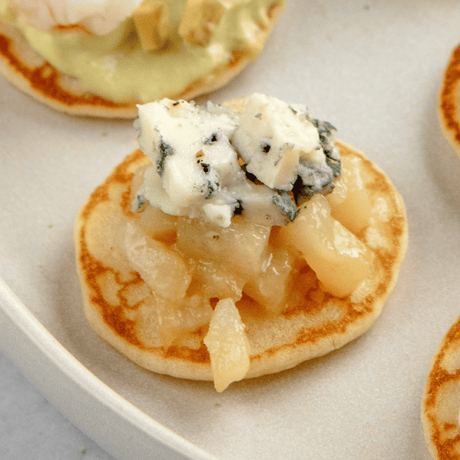 Blinis végé aux poires caramélisés et fromage bleu