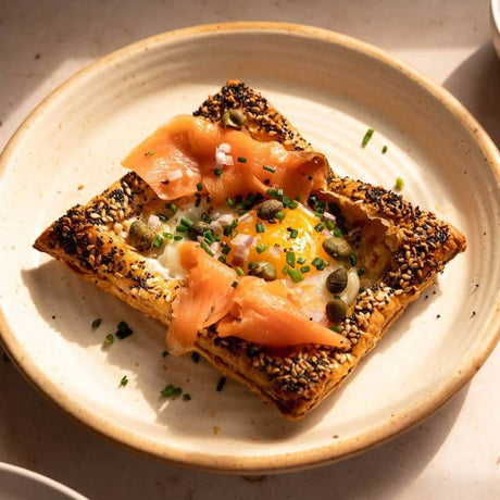 Pâte feuilletée à l'oeuf coulant et saumon fumé