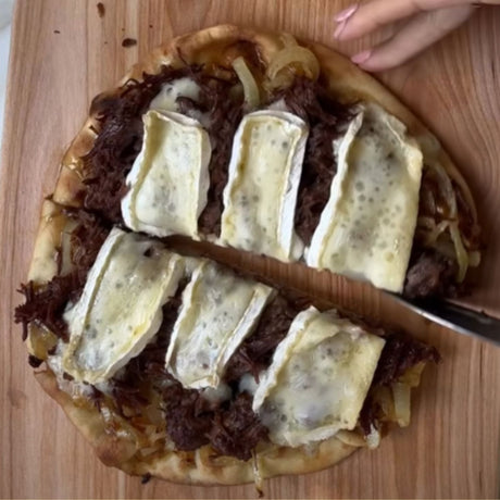 Pizza sur pain naan à la joue de boeuf