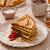 Crêpes de froment servies avec différentes garnitures sucrées et salées