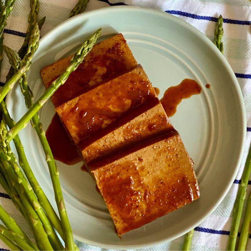 Tofu mariné à la sauce BBQ en tranches