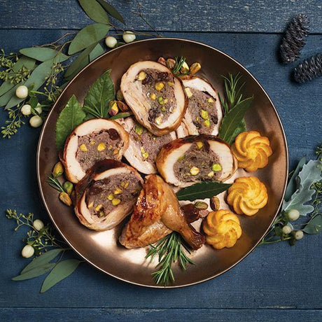 Poulet de Cornouailles farci au canard, griottes et pistaches