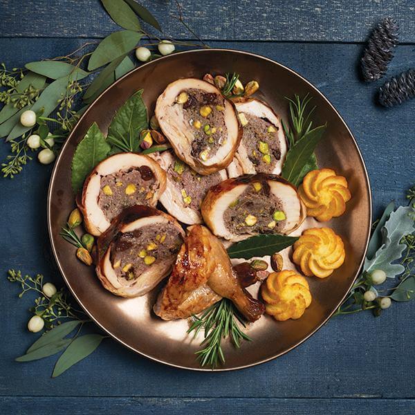 Poulet de Cornouailles farci au canard, griottes et pistaches